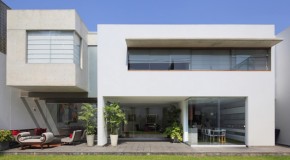 The Incredible Cantilevered Volume in the Patio House in Lima, Peru