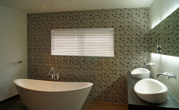 circle mosaic tiles bathroom