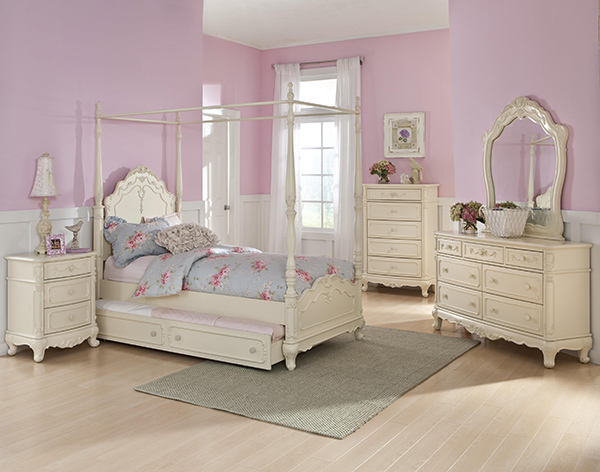 Cinderella Poster Bed in Antique White 