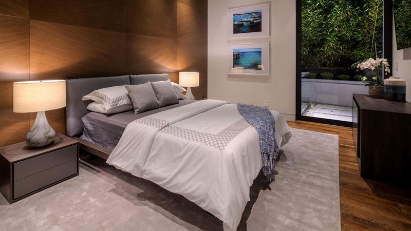 Hollywood Hills Home bed