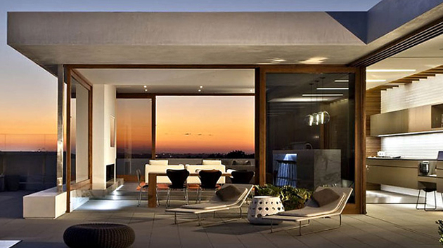 the chic harborview hills house in california