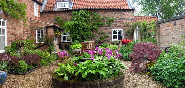 15 Traditional Courtyard Gardens | Home Design Lover on 10 Plants For Courtyard Gardens Design
 id=88906