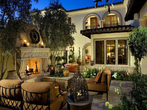 15 Traditional Courtyard Gardens | Home Design Lover