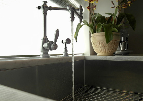 movable faucet