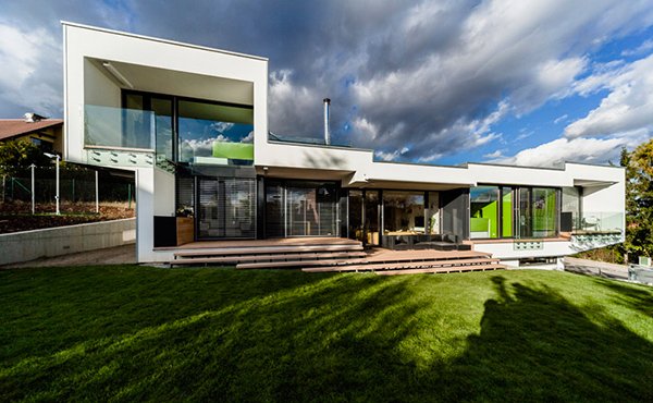 Sloped Semi-cantilever House