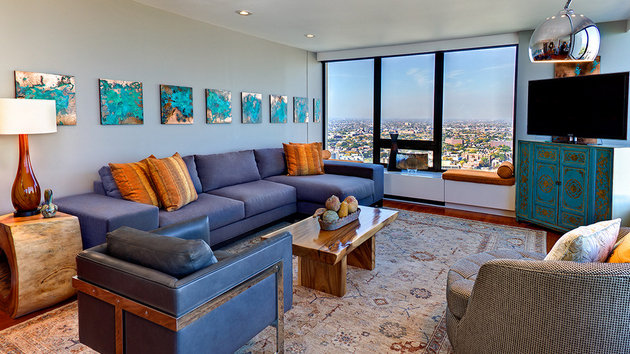 15 Stunning Living Room Designs with Brown, Blue and Orange Accents