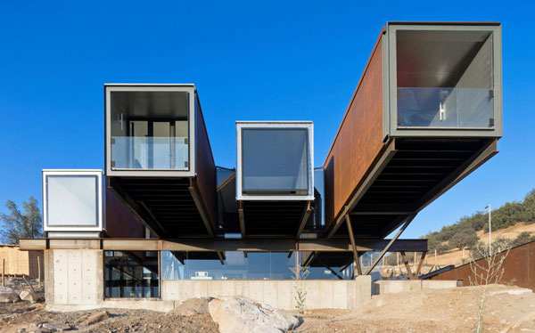 The Architectonic Elements in the Caterpillar House in Santiago, Chile