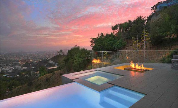 15 Dramatic Modern Pool Areas with Fire Pits | Home Design Lover