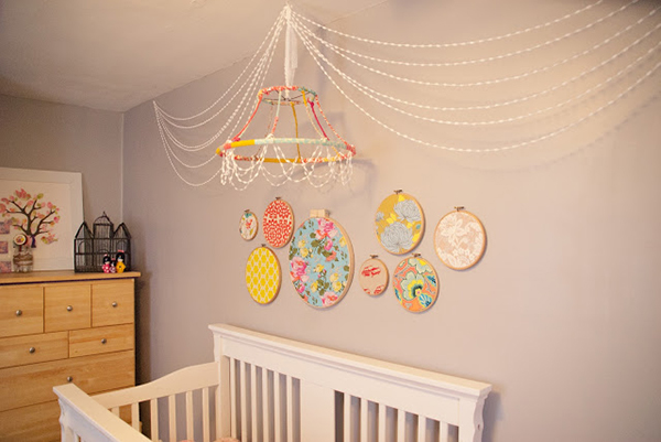 DIY chandelier {pom-poms + hoops) 