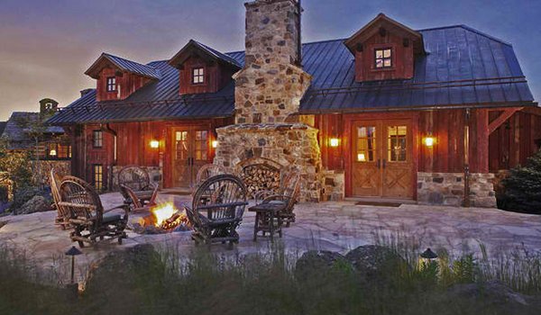 Create the right backyard fire pit ambiance