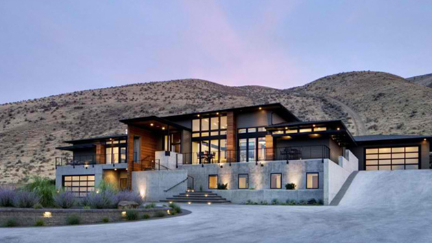 Wide Ranging Views In The Badger Mountain House In Washington Usa