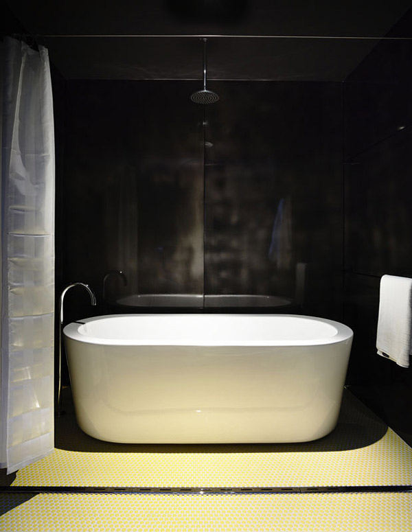 free-standing bathtub 