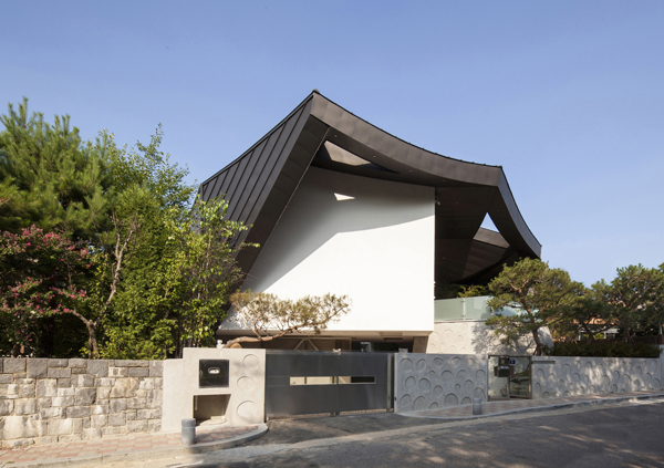 Imposing Courtyard and House Design of the Ga On Jai in South Korea