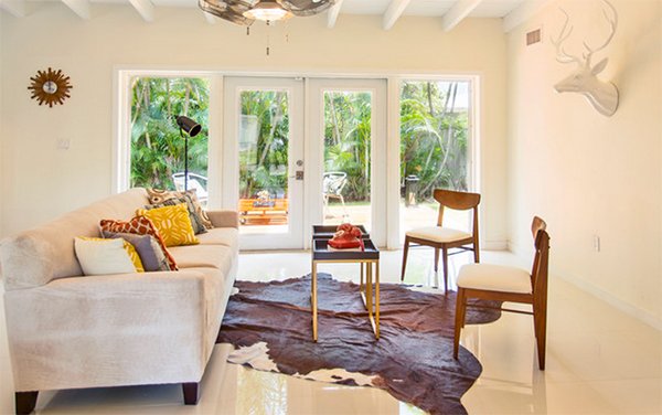 20 Living Rooms Adorned With Cowhide Rugs Home Design Lover