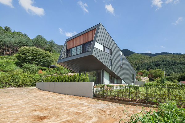 Surprising Zinc Cladded Leaning House in South Korea