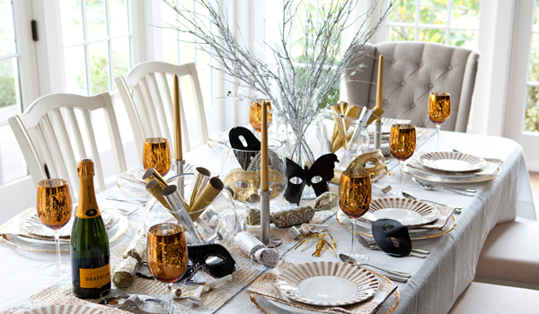 How To Set A Dining Table : Decorate Your Dining Table For A Dinner Party At Home Zameen Blog : Place your cutlery in the order that it will be used starting from the outside.