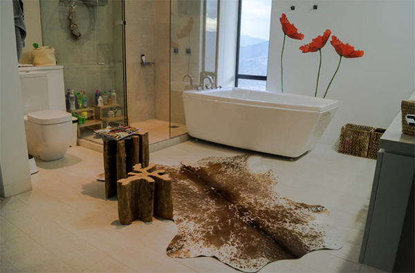 20 Lovely Ways Cowhide And Sheepskin Rugs Adorn A Bathroom Home