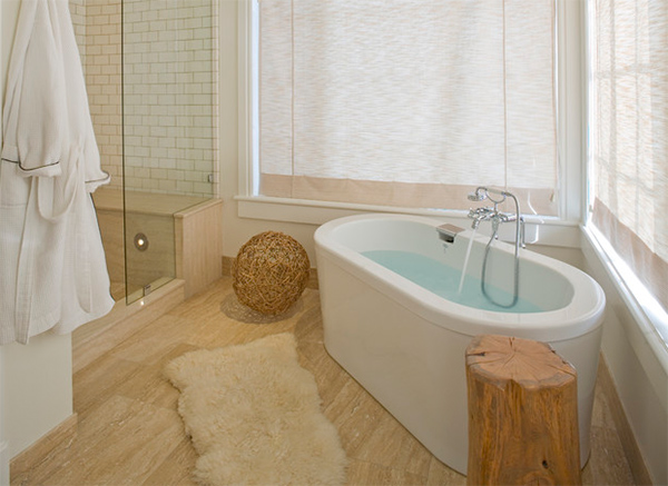 20 Lovely Ways Cowhide And Sheepskin Rugs Adorn A Bathroom Home