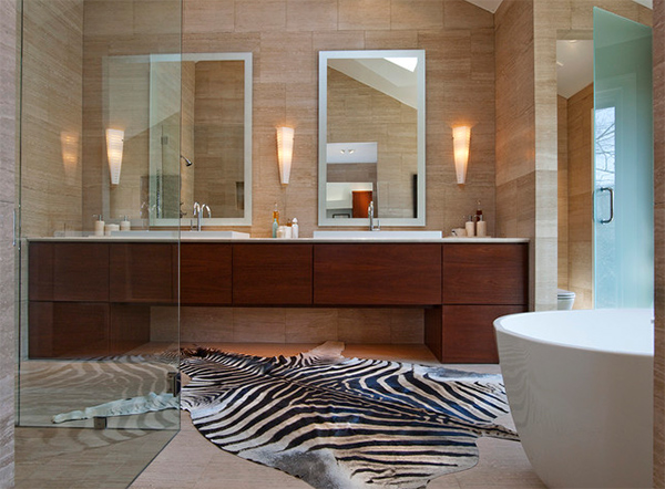 20 Lovely Ways Cowhide And Sheepskin Rugs Adorn A Bathroom Home Design Lover