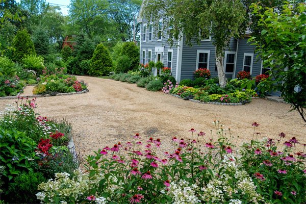 26 Decorative Ideas of Landscaping with Gravel | Home Design Lover