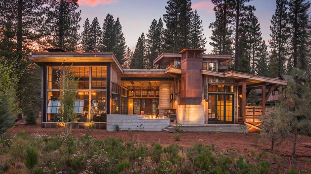 Lifeguard Shack: A Rustic Wooden Retreat in Tahoe | Home Design Lover