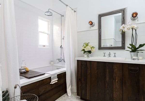 Vintage Old Hollywood Style Retained in the Bath