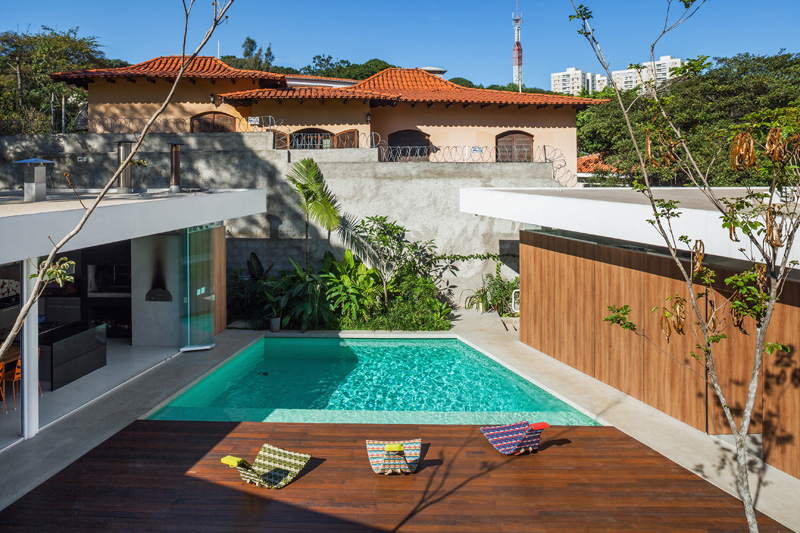 Central Courtyard House pool