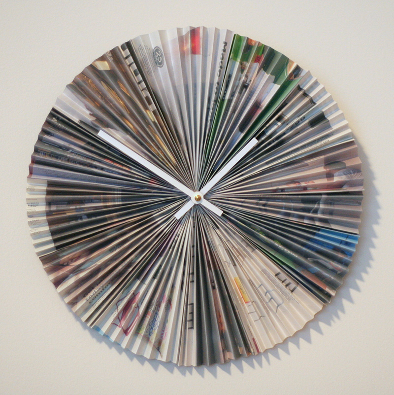 Horloge de magazine recyclé en accordéon