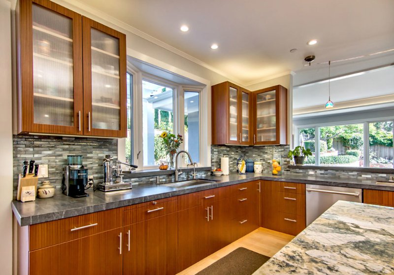 20 Charming Kitchen Spaces with Bay Windows | Home Design Lover