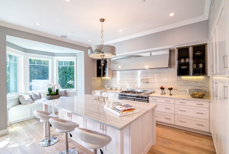 20 Charming Kitchen Spaces with Bay Windows | Home Design Lover