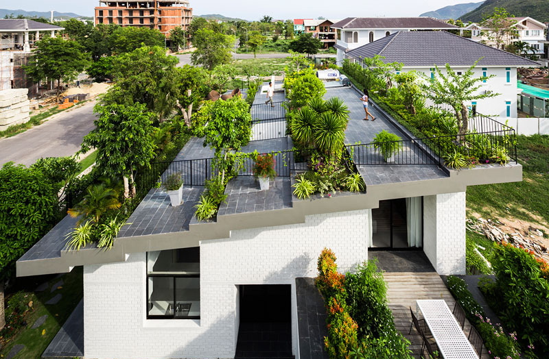 Hoan House Features a Roof Garden in Vietnam