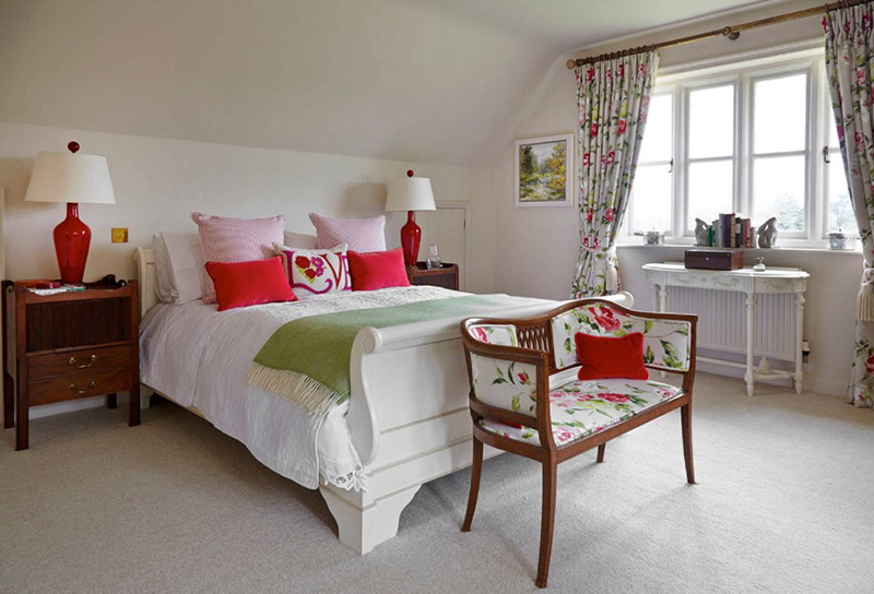 20 Red And Green Bedroom Accents For A Festive Feel Home