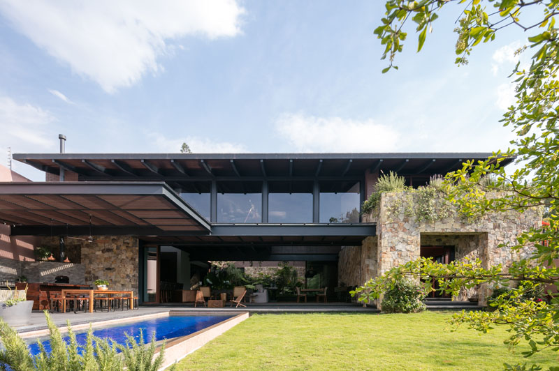 Casa OM1 Allows Nature Interaction with Its Gardens