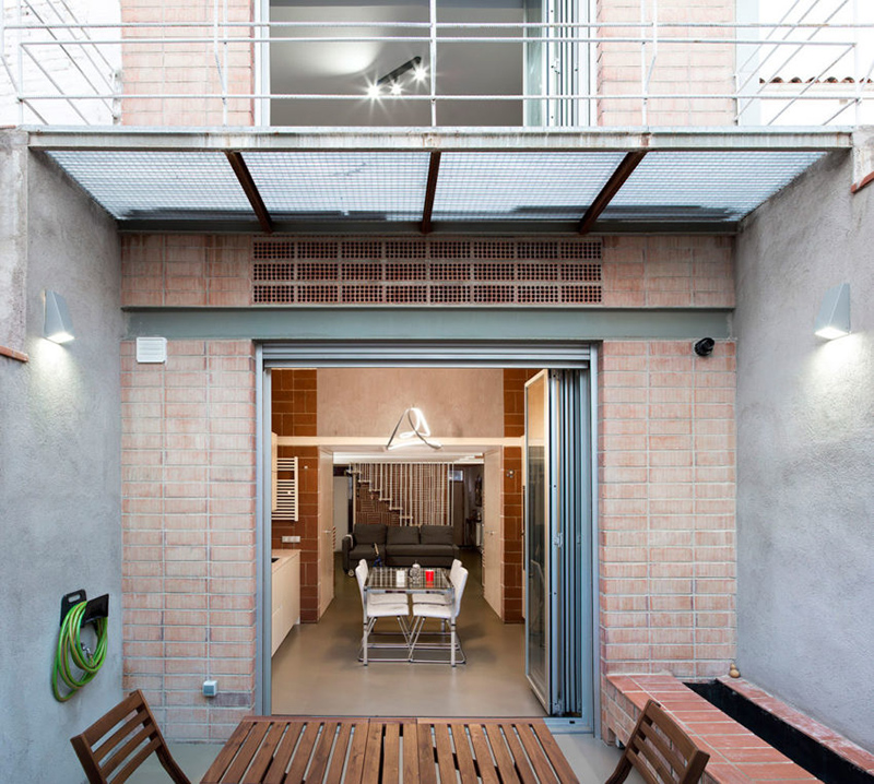 Badalona Refurbishment: From an Old Blacksmith Shop to a Home