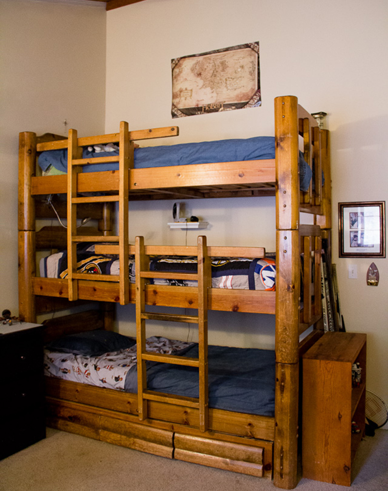 triple deck bed